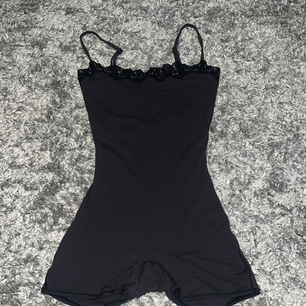 Skims Fits Everybody Lace Onesie Onyx Black